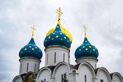 A pocos minutos del centro de Moscú se encuentra uno de los principales centros espirituales del cristianismo ortodoxo; Aún activo, el monasterio de la Trinidad y San Sergio es un viaje en el tiempo a la historia rusa
