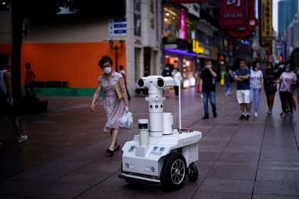 Un robot policía vigila las calles de Shanghai
