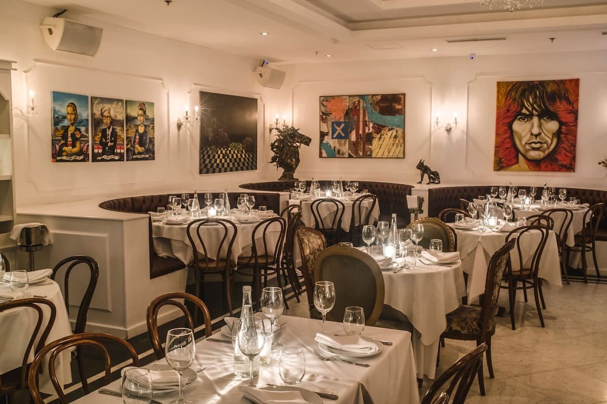 A primera vista y antes de las 21.30 parece un restó cualquiera, pero las cosas cambian con las horas