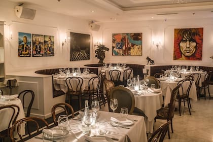 A primera vista y antes de las 21.30 parece un restó cualquiera, pero las cosas cambian con las horas