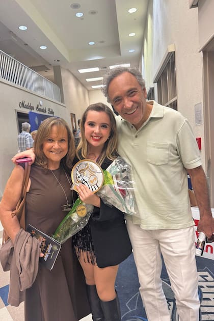 A principios de año ganó el concurso de talentos Future Stars, en Florida, donde vive. En la imagen la felicitan sus abuelos, Omar e Isabel Romay, a los que adora y admira
