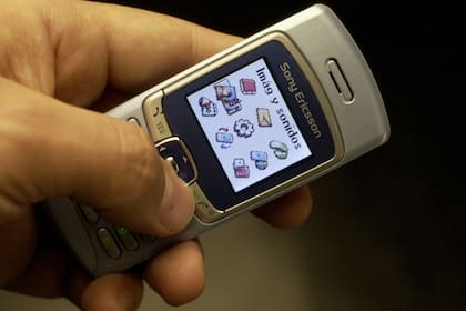 A principios de siglo, la novedad de los celulares era la pantalla color y que fueran lo más compactos posible