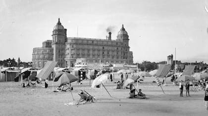 A principios del siglo pasado había una playa frente al antiguo Hotel Carrasco. Archivo La Nación.