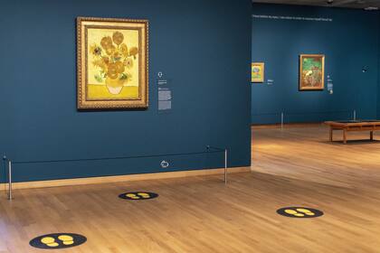 A PRUDENTE DISTANCIA. En el Museo Van Gogh de Ámsterdam, las señales sobre el suelo indican al público desde dónde observar las obras y, al mismo tiempo, agilizan la circulación por el lugar