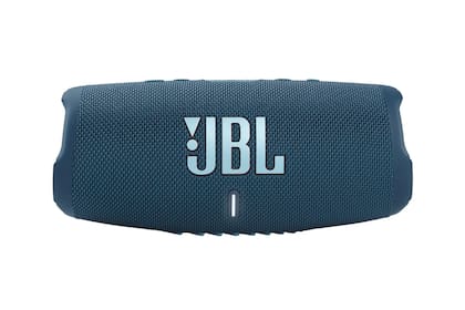 A prueba de agua. El JBL Charge 5 ofrece hasta 20 horas de reproducción y se puede conectar a otros altavoces portátiles para amplificar su sonido ($32.999)