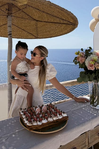 A punto de cumplir 2 años, Olivia, la princesita de la familia, fue la primera en probar la torta