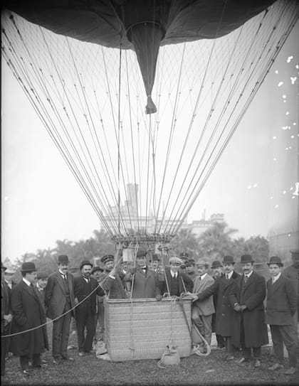 A punto de partir, el Mayor W. Correa, Horacio Anasagasti y Eduardo F. Newbery en la barquilla del Pampero el 9 de julio de 1908.