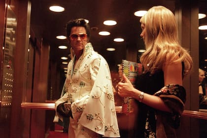 A punto de robar uno de los grandes casinos de Las Vegas, Kurt Russell se siente Elvis Presley