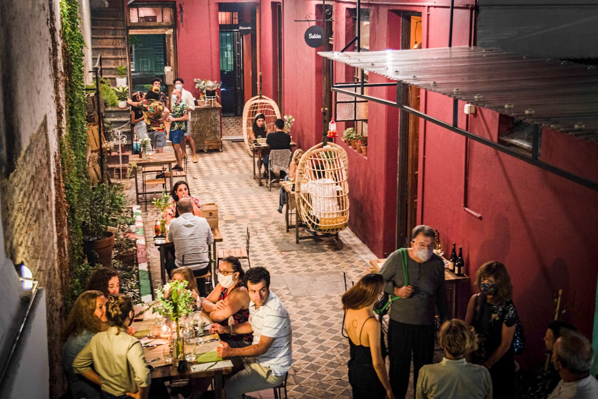 A punto de ser demolida. Fue transformada por 3 amigas en una casa a puertas abiertas que ofrece libros, huerta y café.