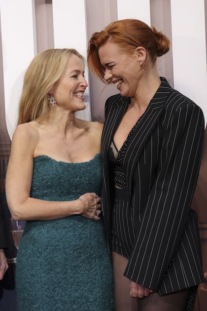 A pura risa, Gillian Anderson y Billie Piper posan para los fotógrafos en la premiere de la película de Netflix La gran exclusiva en Londres. En el film, la actriz de Los expedientes secretos X interpreta a la periodista de la BBC que le hizo la explosiva entrevista al príncipe Andrés en 2019. En una nota reciente, Anderson aseguró que dudó en aceptar el papel cuando se lo ofrecieron