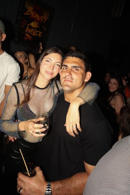 ¡A pura sonrisa! Alina Costantini y una de las figuras de los Pumas, Pablo Matera, encantados con el show de Travis Scott