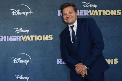 A pura sonrisa, con bastón y en buena compañía: así fue la primera aparición pública de Jeremy Renner, luego del accidente en el que casi pierde la vida