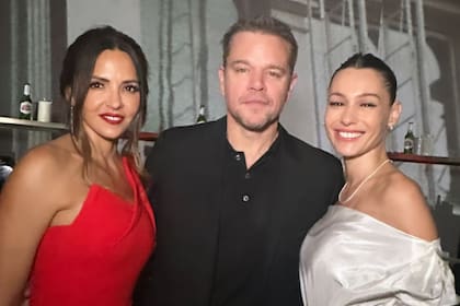 A pura sonrisa en la Gran Manzana, Pampita junto a Matt Damon y su esposa, la argentina Luciana Barroso