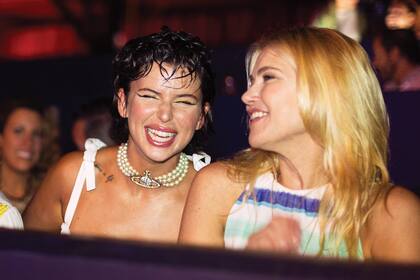 A pura sonrisa, Valeria y Nathy (antes de subir al escenario) disfrutan del show.