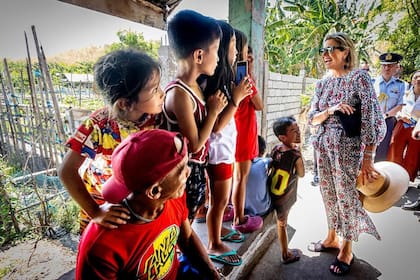 A pura sonrisa y siempre cercana, Máxima charló animadamente con algunos niños del lugar, quienes la grabaron y se sacaron fotos con sus celulares.