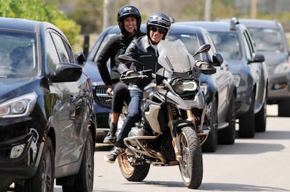 A puras sonrisas, parten en moto rumbo a la casa del conductor en La Juanita.