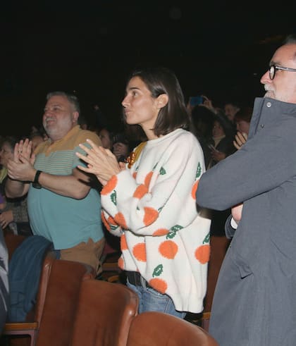 ¡A puro aplauso! Juana Viale celebró la adaptación local de la obra Ladies Night, escrita por los dramaturgos neozelandeses Stephen Sinclair y Anthony McCarten; el 22 de septiembre, la nieta de Mirtha Legrand subirá al escenario del Regio con Juana, una obra que la llevará a repasar la vida de distintas mujeres que llevaron ese nombre a lo largo de la historia