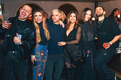 A puro baile y tragos: Fefe Bongiorno, Mariana Brey, Ángel de Brito, Majo Martino, Connie Ansaldi y Federico Popgold