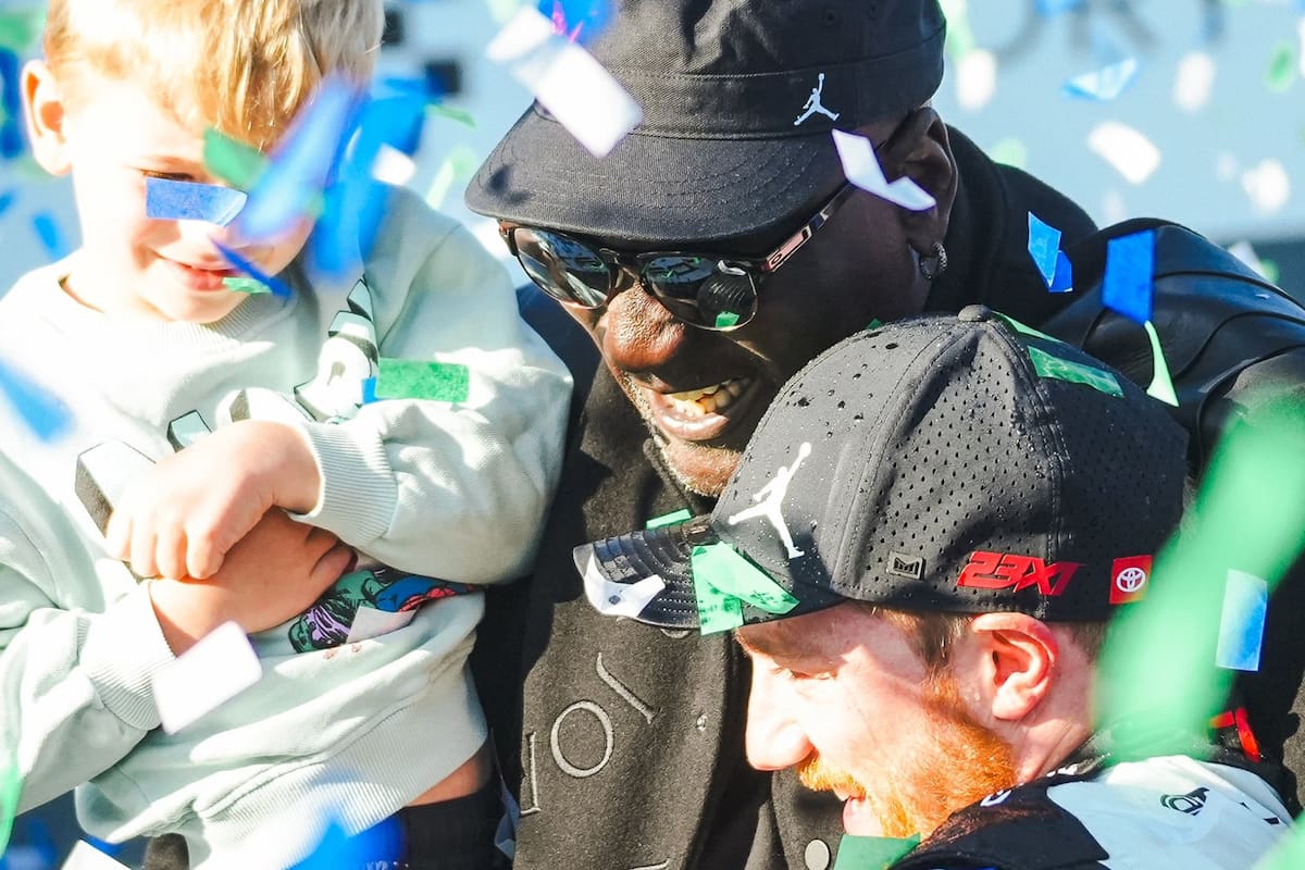 A puro festejo y emoción en Talladega: Michael Jordan flanqueado por Beau y Tyler Reddick, tras la victoria en NASCAR