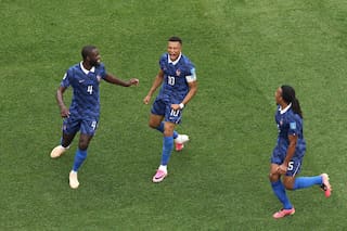 Francia arrasa. Los goles de Mbappe que lo acercan a Messi y tremendo blooper de la defena iraquís