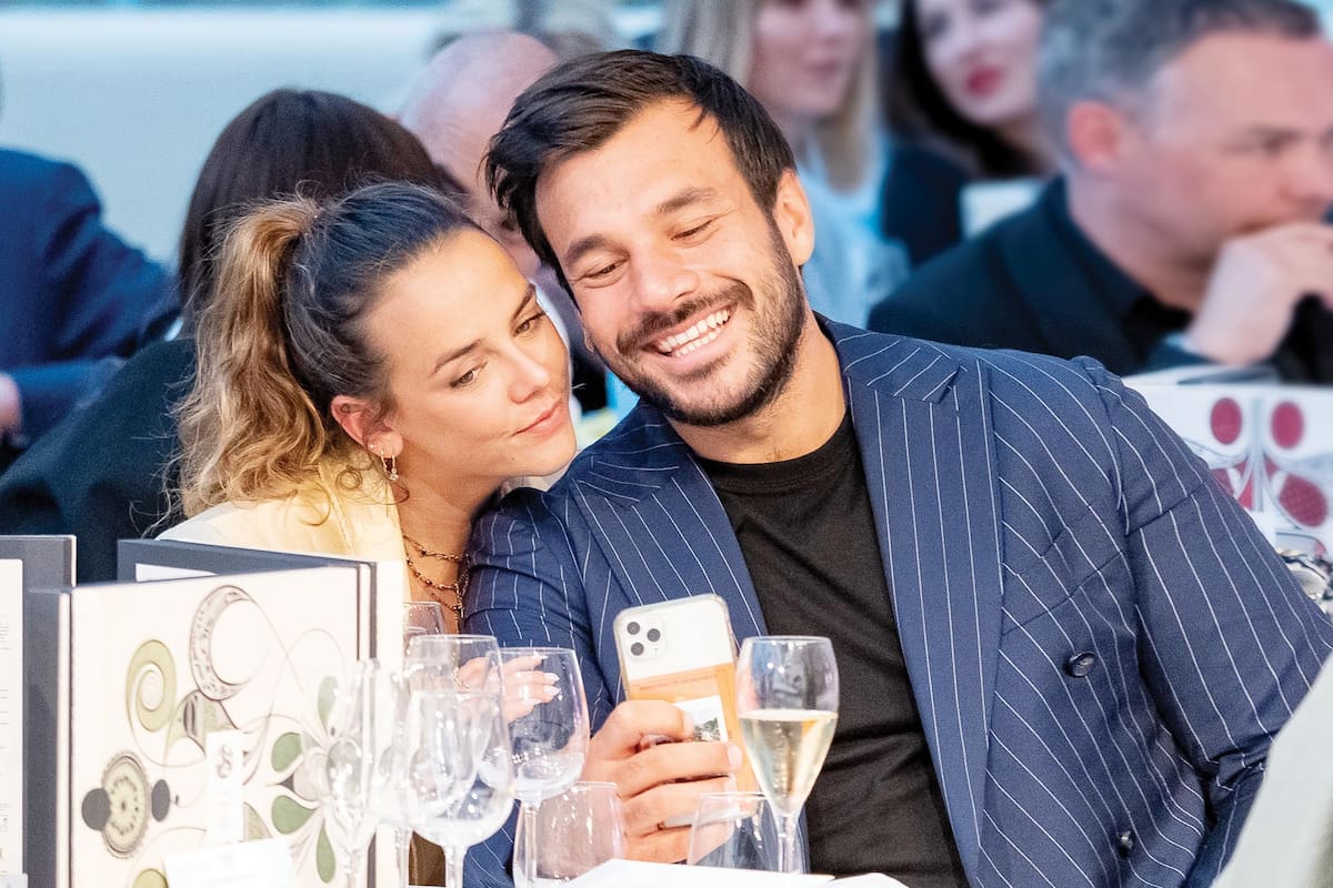 A puro mimo, la hija de Estefanía de Mónaco y su novio, el broker inmobiliario Maxime Giaccardi, se mostraron románticos en la gala benéfica del Amber Lounge 2021 Fashion Show