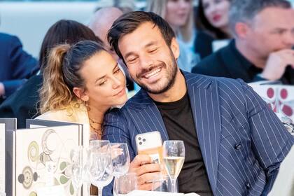 A puro mimo, la hija de Estefanía de Mónaco y su novio, el broker inmobiliario Maxime Giaccardi, se mostraron románticos en la gala benéfica del Amber Lounge 2021 Fashion Show