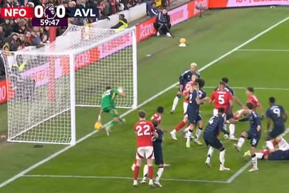 A puro reflejo, Dibu Martínez evita el gol de Nottingham Forest con los dedos de la mano izquierda, en una reacción fantástica; luego Aston Villa perderá por 2-1, en la fecha 16 de la Premier League.