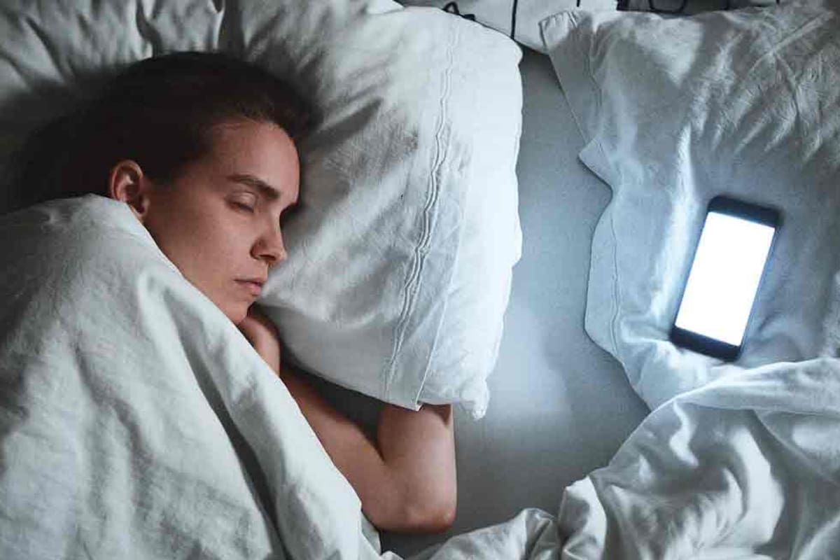 A qué distancia debe estar el teléfono cuando dormís: evitá las radiaciones durante tu descanso