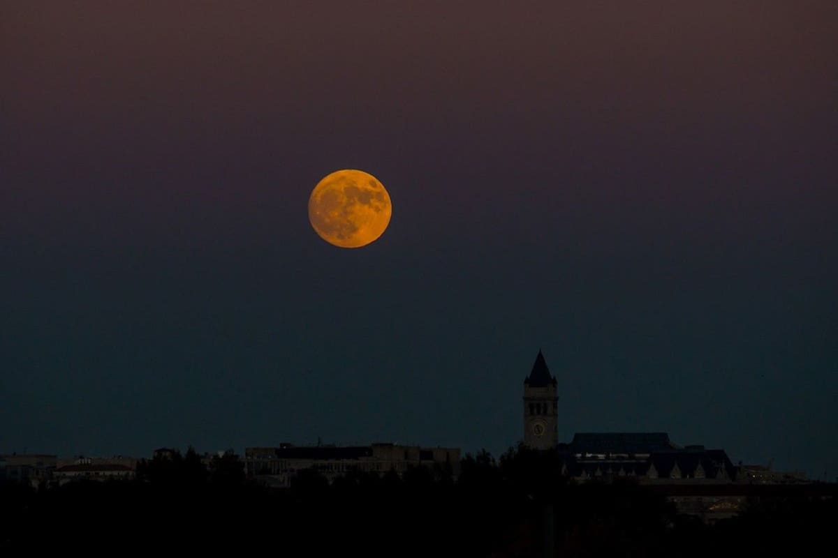 A qué hora se verá más iluminada y grande la superluna del 6 de octubre en Estados Unidos