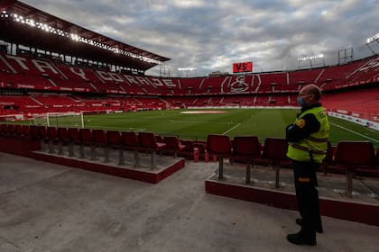 ¿A quién vigila el trabajador de seguridad? El clásico Sevilla-Betis marco el regreso de la liga española