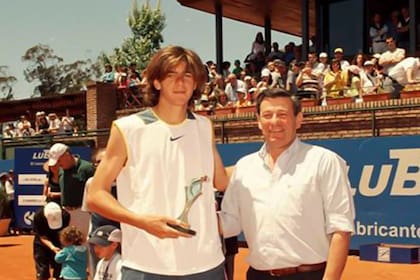 Del Potro, recibiendo el trofeo de Montevideo, en 2005: el tandilense tuvo un paso rápido por el Challenger Tour, ya que se instaló muy pronto en el circuito ATP.