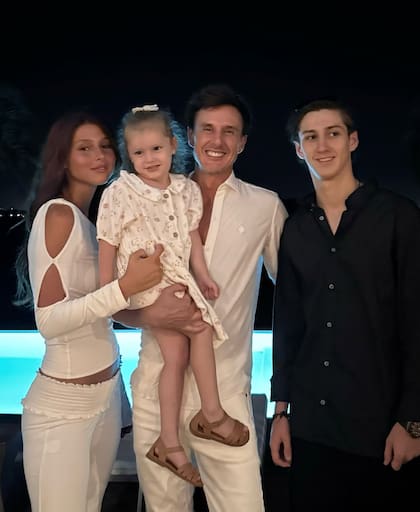 A Roberto García Moritán también le tocó recibir el 2025 junto a sus hijos. El economista y exministro porteño, que a fines de septiembre confirmó su separación de Pampita, celebró en la costa esteña junto a la pequeña Anita, la hija que tuvo con la modelo, así como con Delfina y Santino, fruto de su relación con Milagros Brito. “Hoy cierro un capítulo que me dejó lecciones profundas. Este año fue más difícil de lo que imaginé, lleno de momentos de tristeza y desafíos, pero también de crecimiento y aprendizaje”, sostuvo en su cuenta de Instagram