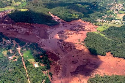 a rotura de un dique de contención de residuos de una mina de la compañía Vale en Brumadinho deja al menos 200 desaparecidos.