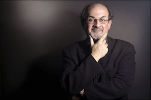 "A Sackful of Seeds" ("Un saco de semillas") es la decimoquinta novela de Rushdie y cuenta la "historia épica" de una mujer en el siglo XIV en lo que ahora forma parte de India. (Photo by Pedro RUIZ/Gamma-Rapho via Getty Images)