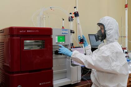 A scientist works inside a laboratory of the Gamaleya Research Institute of Epidemiology and Microbiology during the production and laboratory testing of a vaccine against the coronavirus disease (COVID-19), in Moscow, Russia August 6, 2020. Picture taken August 6, 2020. The Russian Direct Investment Fund (RDIF)/Handout via REUTERS ATTENTION EDITORS - THIS IMAGE WAS PROVIDED BY A THIRD PARTY. NO RESALES. NO ARCHIVES. MANDATORY CREDIT.