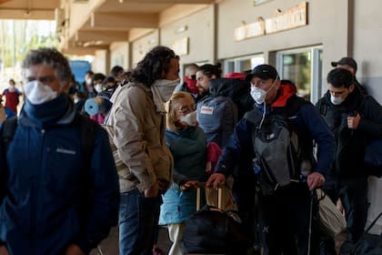 Barbijos comprados o caseros: la mayoría de las personas lo llevaban puesto en el andén de espera de la terminal barilochense