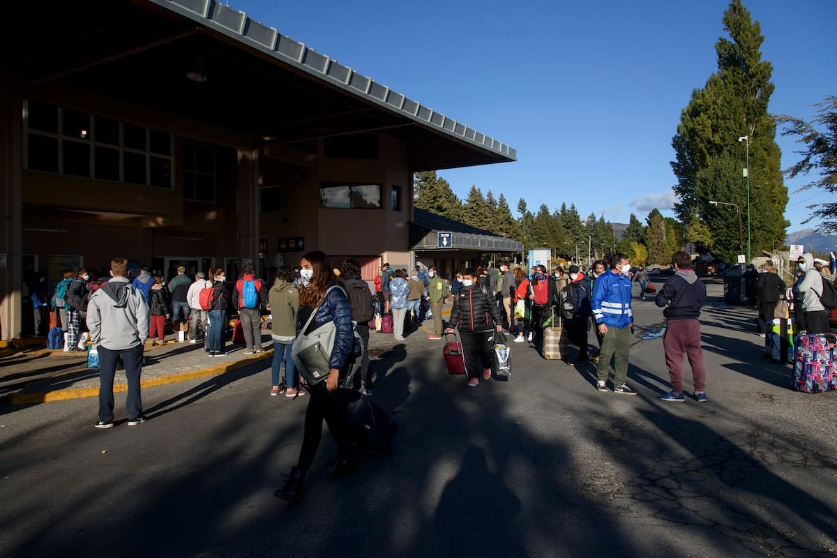 A semanas de dictada la cuarentena obligatoria por coronavirus, desde Bariloche siguen viajando turistas varados a sus ciudades de residencia