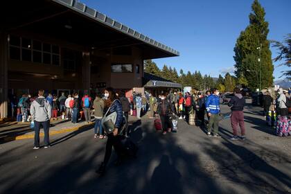 A semanas de dictada la cuarentena obligatoria por coronavirus, desde Bariloche siguen viajando turistas varados a sus ciudades de residencia