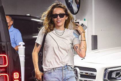 A semanas del estreno de su último álbum de larga duración, Something Beautiful, y de revelar que optó por no hacer giras por temor a una recaída, la cantante Miley Cyrus decidió relajarse en un día de spa en Beverly Hills. "Tengo la capacidad física y las oportunidades que se necesitan para hacer un tour. Sin embargo, no tengo ese deseo. Me encantaría, pero no es el caso", se sinceró la artista