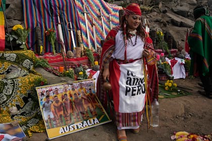 Un grupo de chamanes realiza un ritual en el cerro San Cristóbal (Lima) y le piden a la Madre Tierra que apoye a Perú en el partido de desempate contra Australia el próximo lunes.
