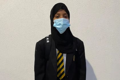 A Siham Hamud, de 12 años, la escuela en donde estudia le prohibió asistir a clases durante todo diciembre porque su pollera es muy larga (SWNS)