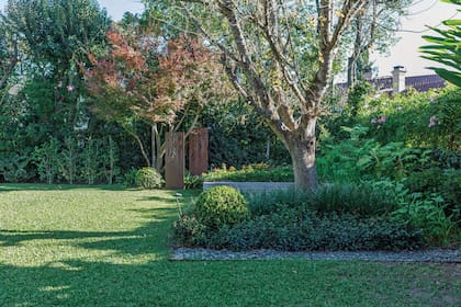 A sol y sombra, un jardín que ofrece situaciones placenteras a cada hora del día.