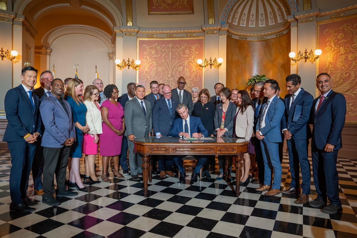 A solo 120 días de las elecciones generales de 2026, el gobernador Gavin Newsom promulgó un paquete de 18 leyes que impactan sectores estratégicos