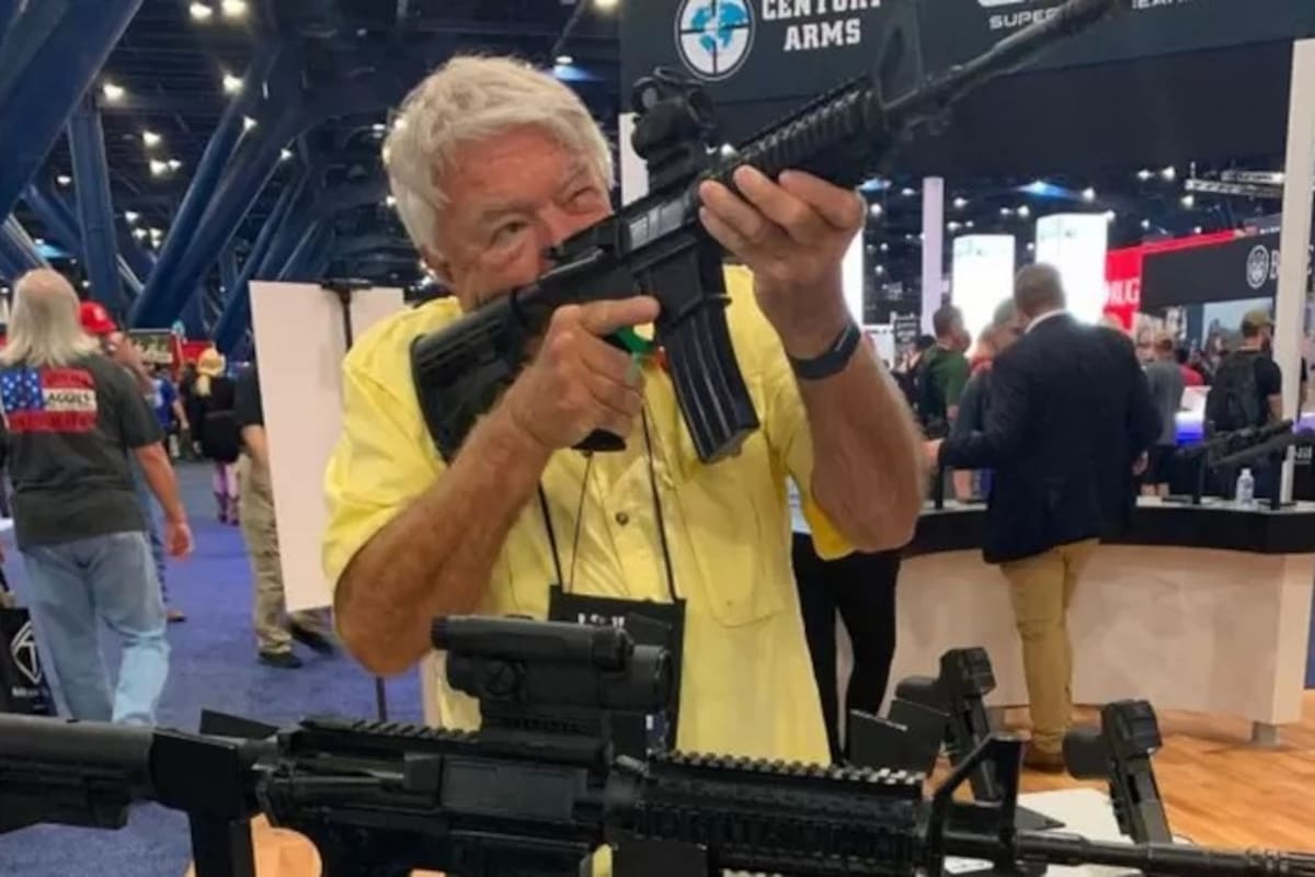 A solo 3 días del tiroteo de Texas, Estados Unidos celebró su mayor evento de armas (Foto: AFP)