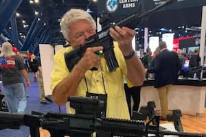 A solo 3 días del tiroteo de Texas, Estados Unidos celebró su mayor evento de armas (Foto: AFP)