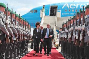 A su arribo al Aeropuerto Internacional de Berlín, el mandatario fue recibido por la directora de protocolo del Ministerio de Asuntos Exteriores de Alemania, Daniela Vogl, y por el embajador de Argentina ante Alemania, Pedro Villagra Delgado.
