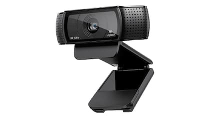 A su vez, la Logitech C920 dispone de un sistema plegable que se adapta a cualquier tipo de monitor