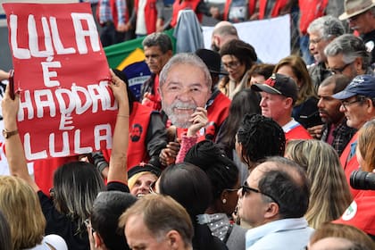 A pedido del diario Folha de São Paulo, un juez del Supremo Tribunal Federal había autorizado a que una columnista del periódico realizara una entrevista con Lula; horas después, otro juez suspendió la autorización por medio de una medida cautelar