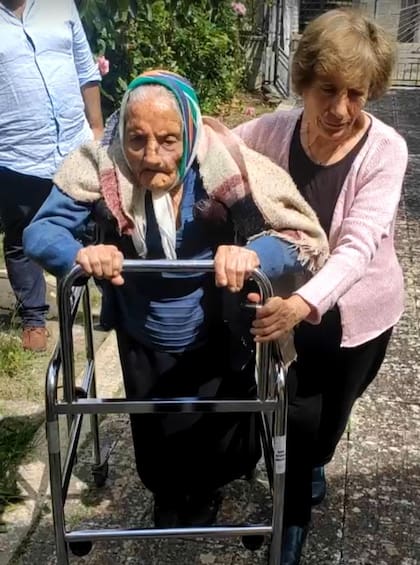 A sus 108 años Lucía tuvo una fractura, pero eso no le impidió continuar con su rutina