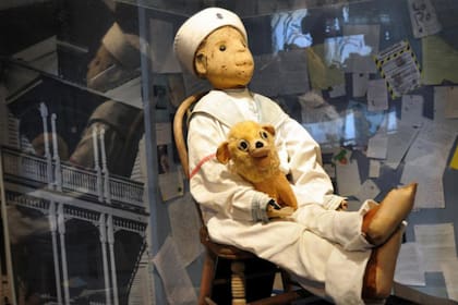 A sus 125 años, Robert aún viste con el traje de marinero y sostiene a su oso de peluche en brazos